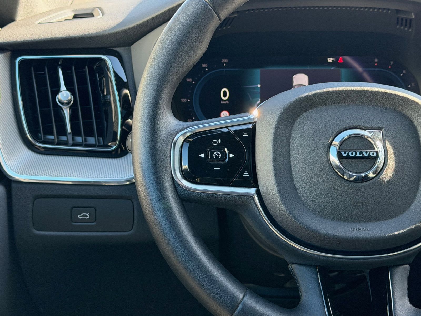 Fahrzeugabbildung Volvo XC60 B4 B Plus Dark*H&K*360°*PANO*AHK*STHZG*