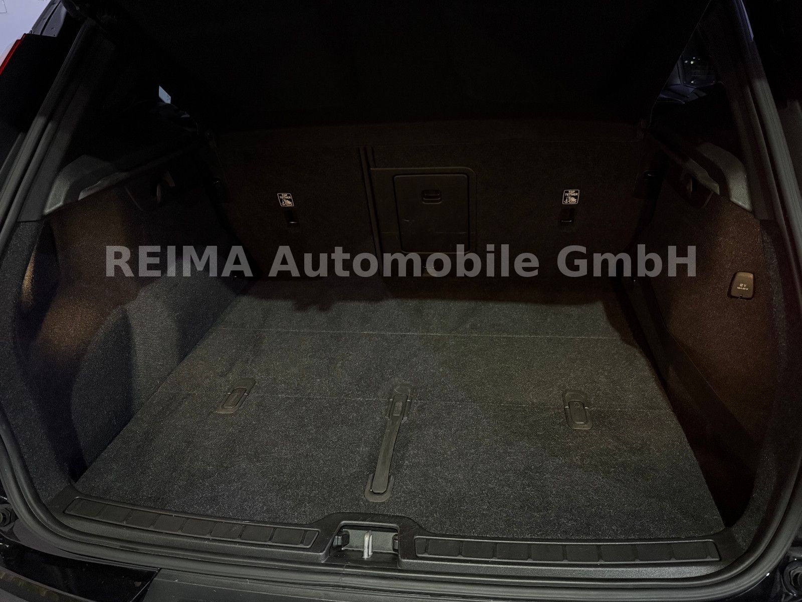 Fahrzeugabbildung Volvo XC 40 D4 Momentum AWD, Pano, LED, H&K