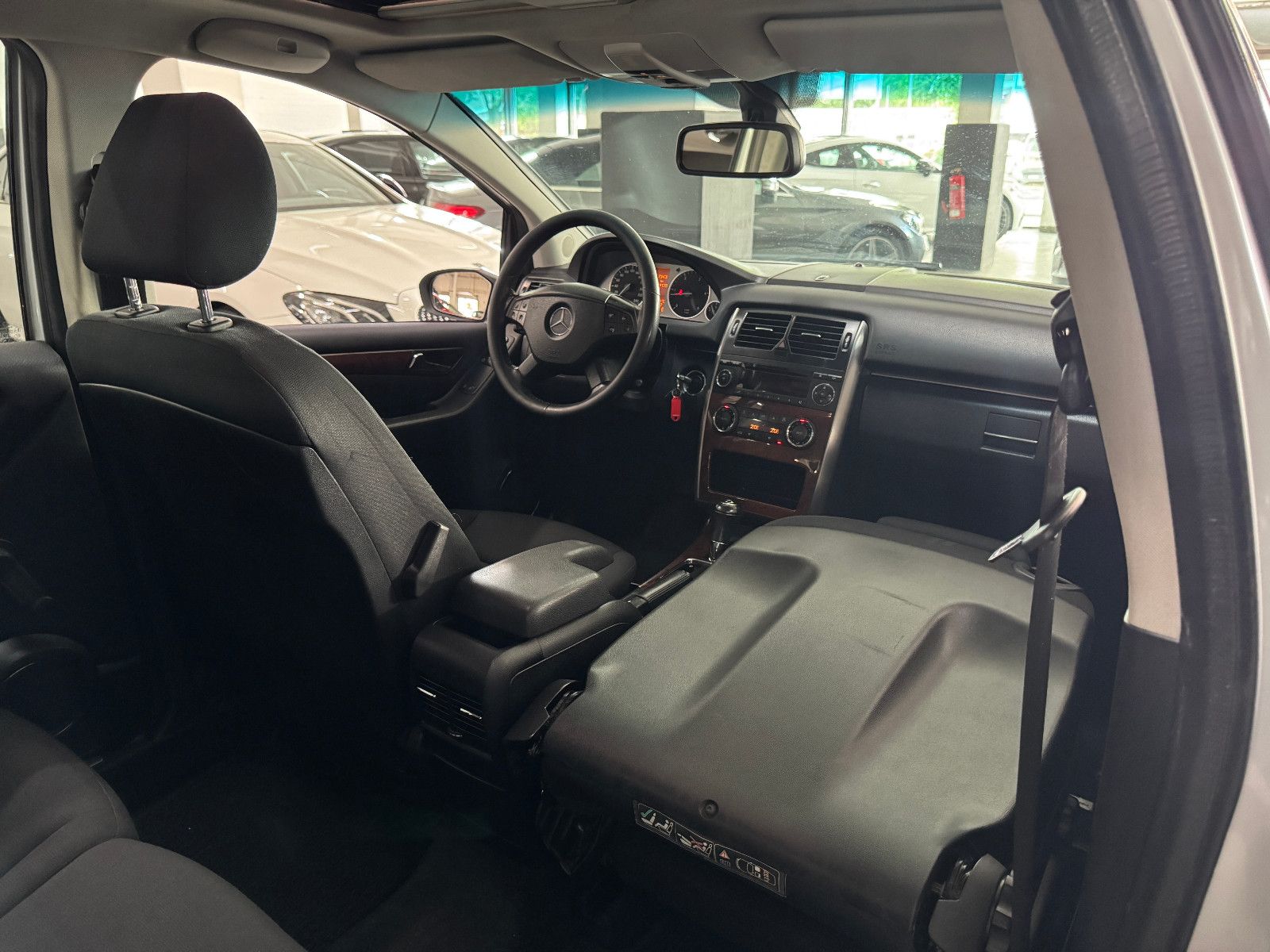 Fahrzeugabbildung Mercedes-Benz B 180 CDI AUTOMATIK TEMPOMAT KLIMA PANORAMA