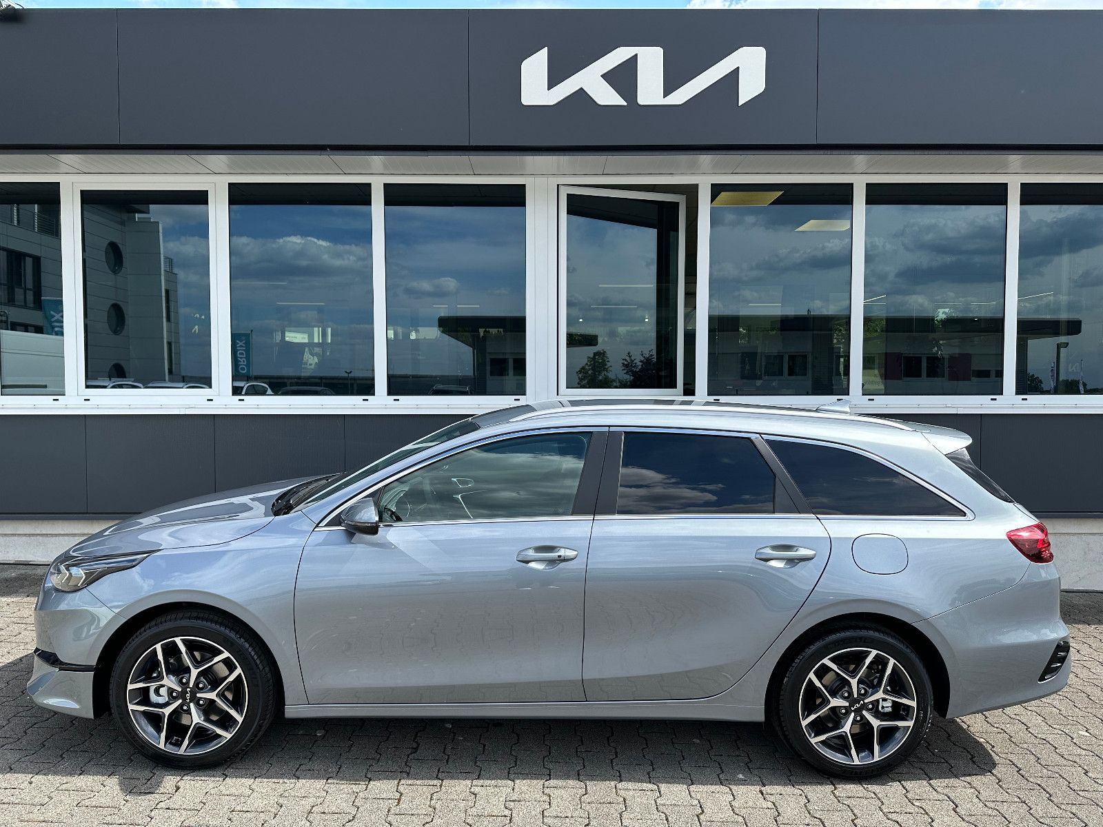 Fahrzeugabbildung Kia cee'd Sportswagon1.5T 48V DCT ULTIMATE STYLE JBL