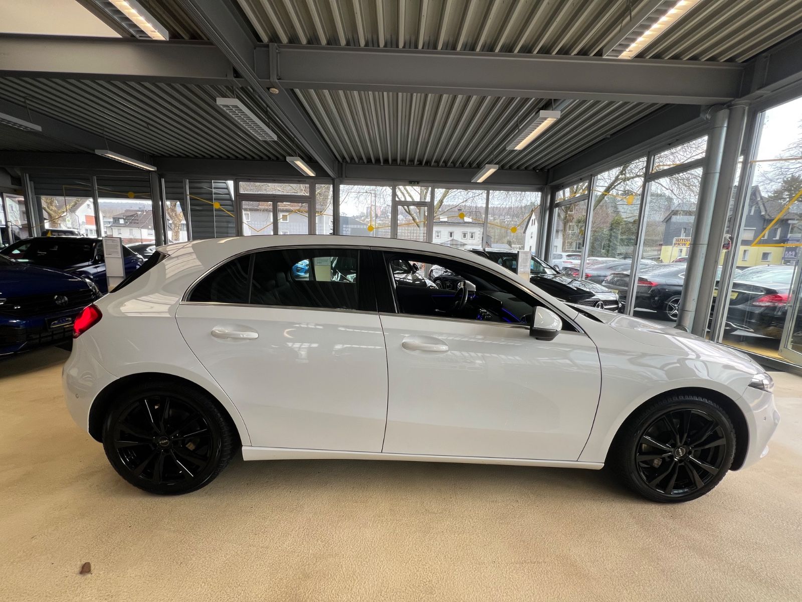 Fahrzeugabbildung Mercedes-Benz A 200 *AMBIENTE*WIDESCREEN*KAMERA*CARBON*LED*