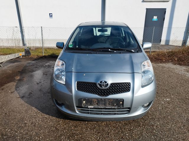 Toyota Yaris 1,3 benzin/1 Hand/Tüv 05.26/Navi/Parksyst.