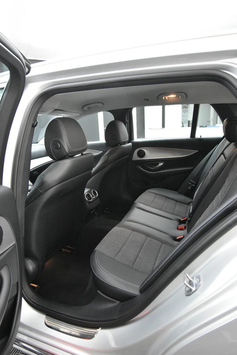 Mercedes-Benz E 220  SHZ AHK RFK LED Ambiente.