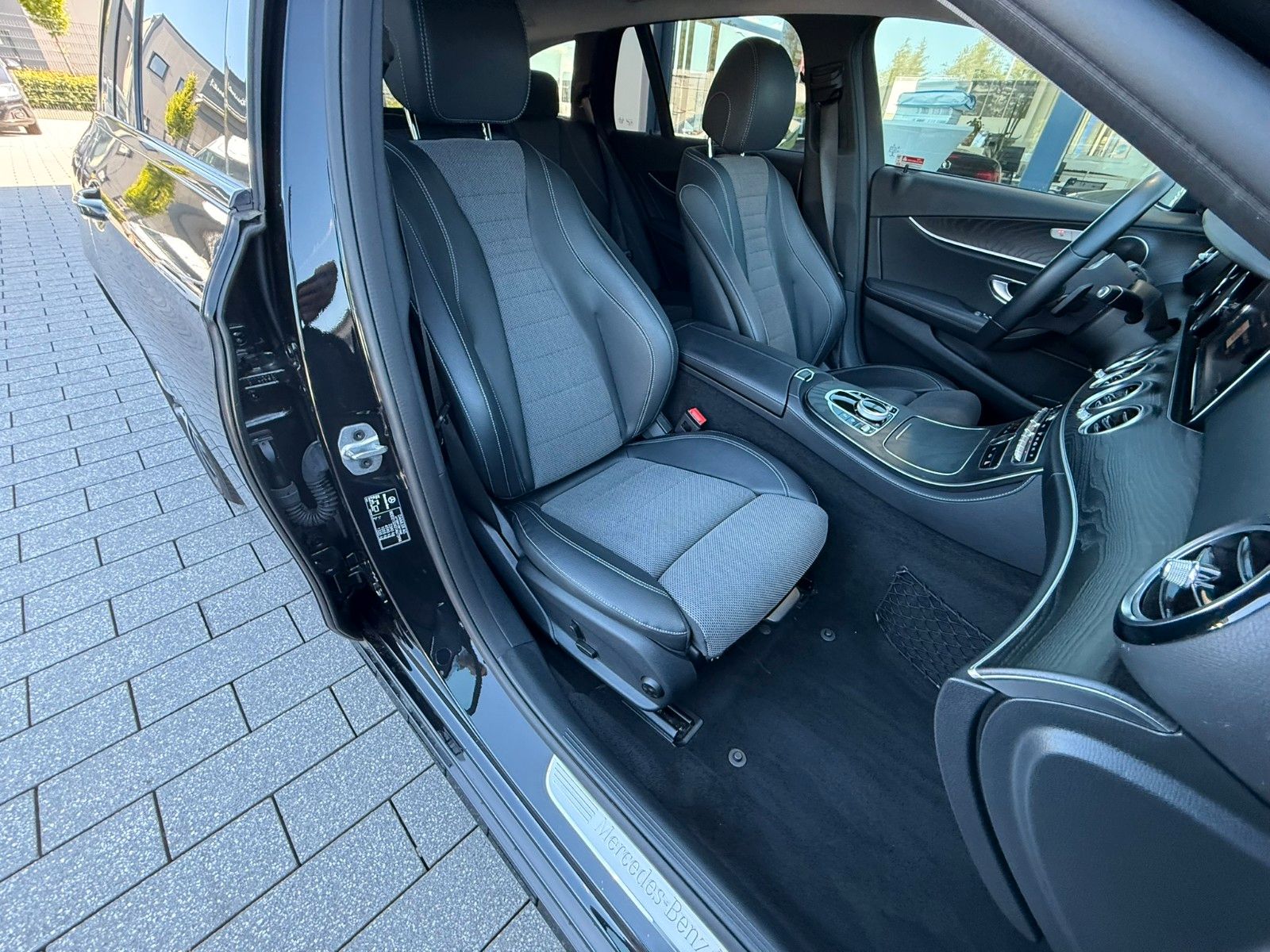 Fahrzeugabbildung Mercedes-Benz T-Modell E 200,Navi,Sitzh.