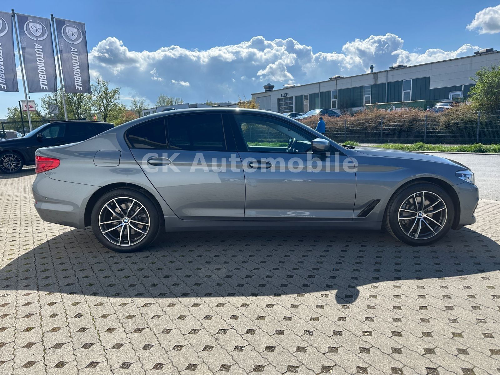 Fahrzeugabbildung BMW 530 i Lim. xDrive Sport Line/Navi/Leder/LED/Kam.