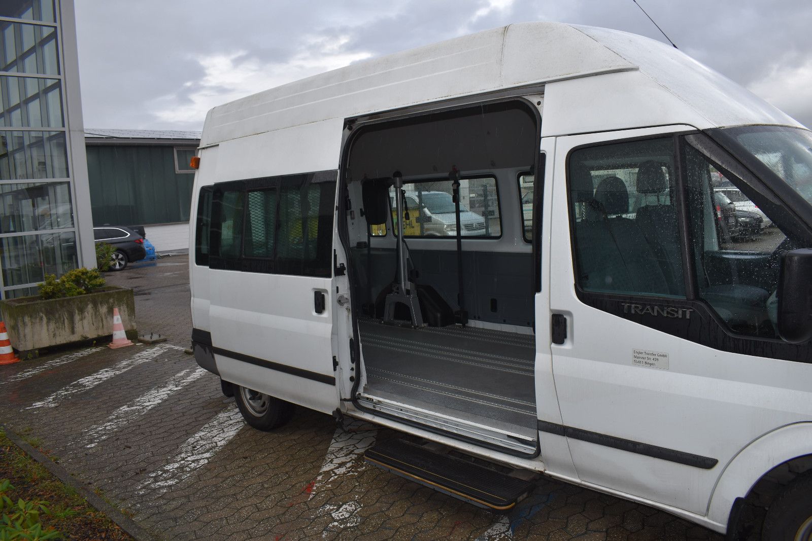 Fahrzeugabbildung Ford Transit Kombi FT 300 L Behindertengerecht *1197