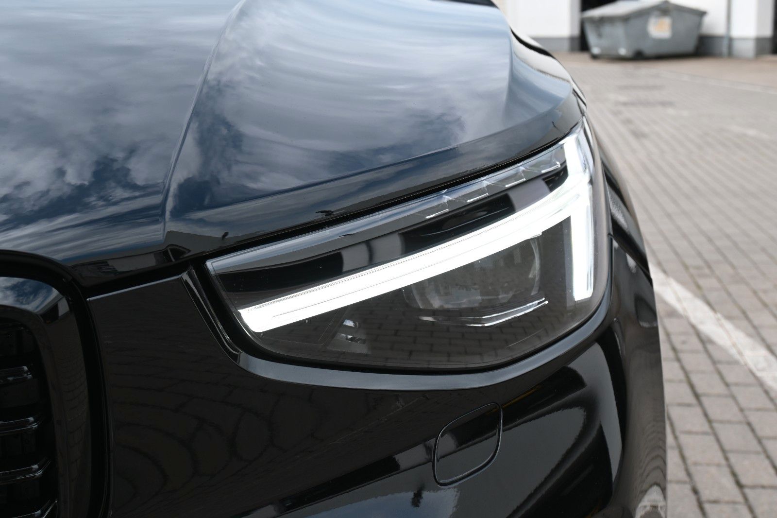 Fahrzeugabbildung Volvo XC40 B3 DKG Plus Dark*FSHZG*360°*AHK*AllSeason