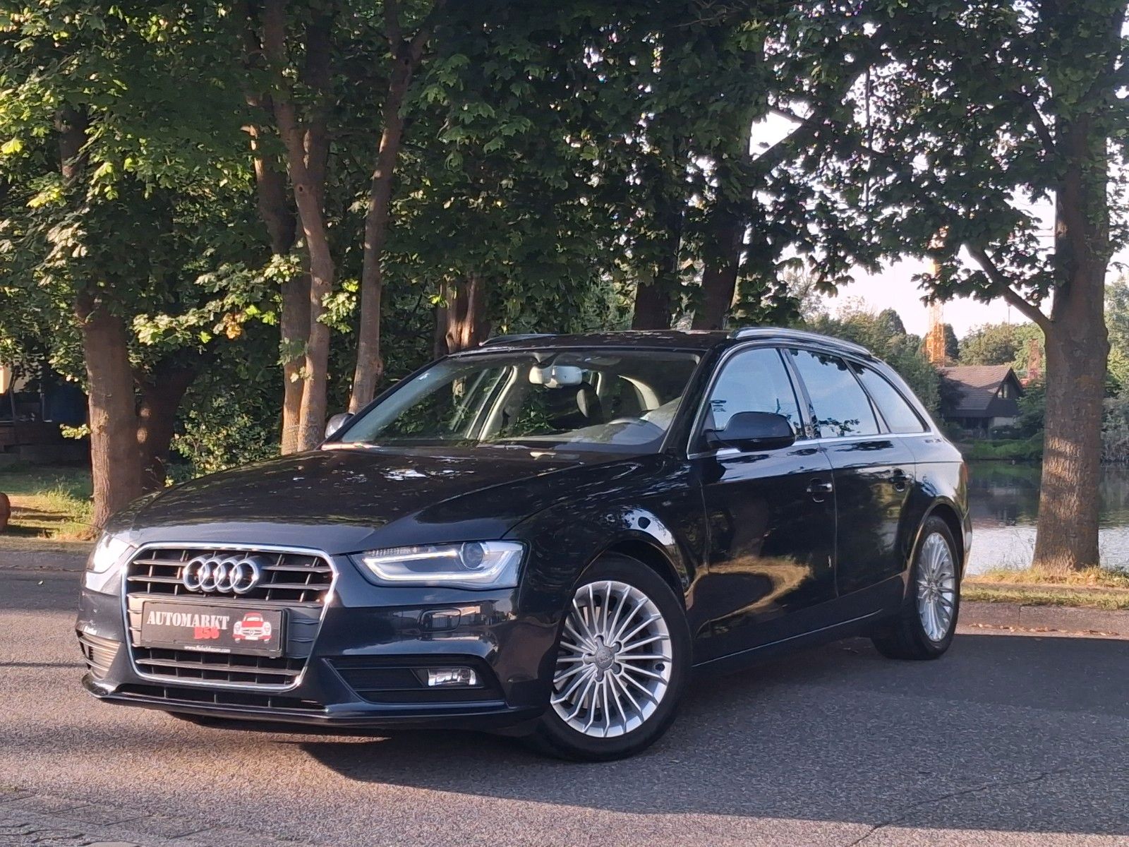 AUDI A4 Avant /LED/BIXENON/AHK/SCHECKHEFT/TOP ZUSTAND