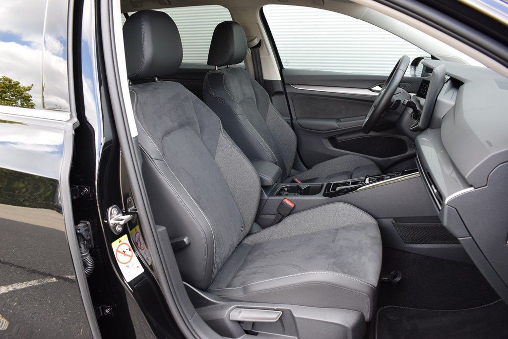 Volkswagen Golf VIII Variant 1.5 eTSI DSG Style Matrix AHK foto 5