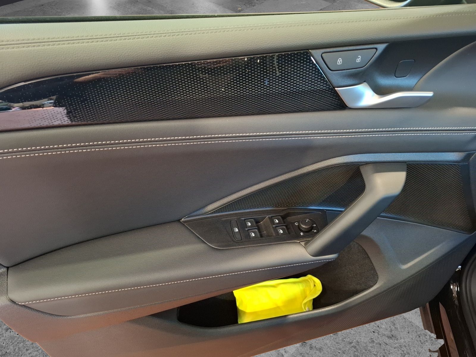 Fahrzeugabbildung Volkswagen Tiguan eTSI Life DSG Standhzg. LED AHK Navi AID