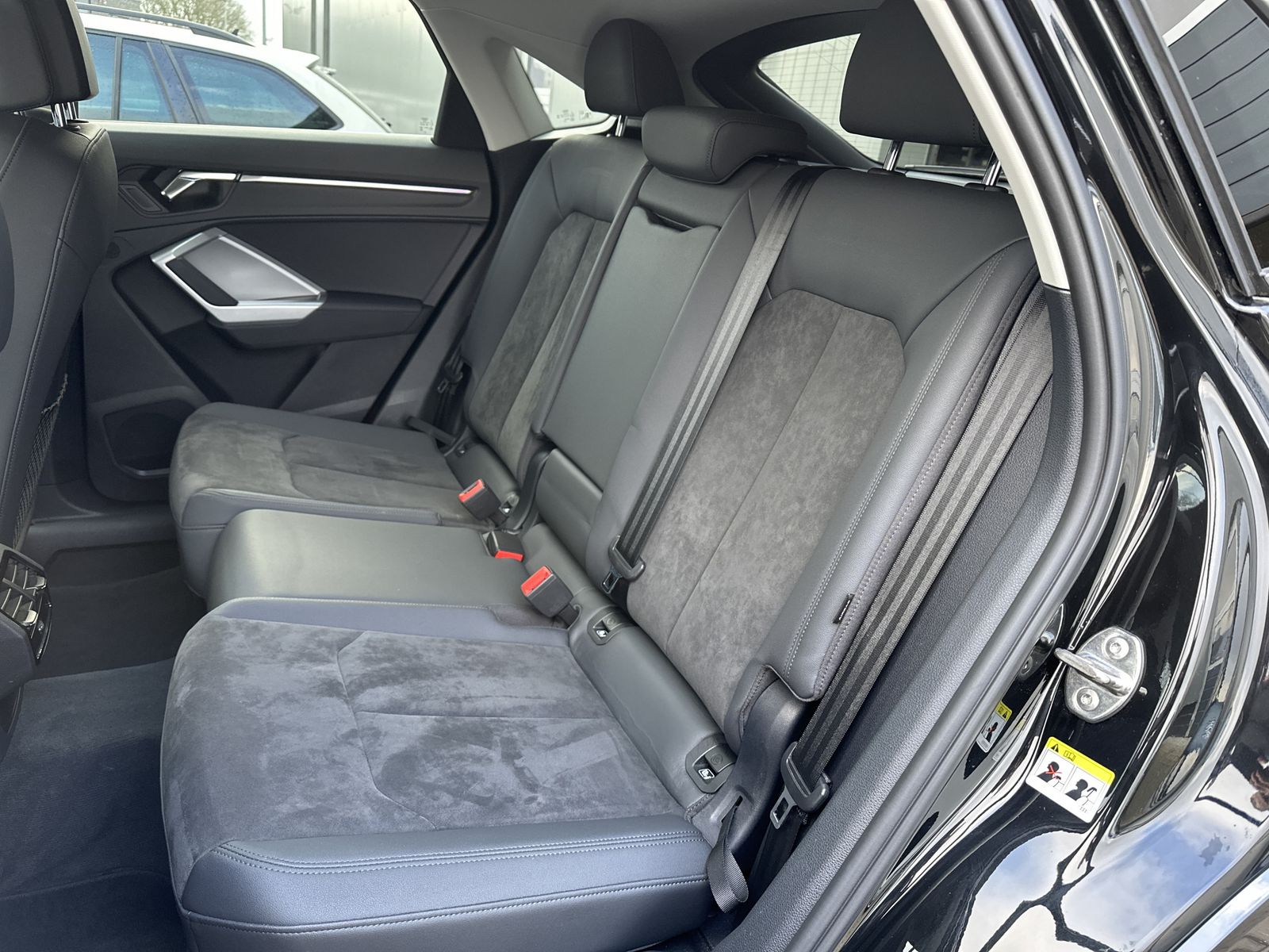 Fahrzeugabbildung Audi Q3 SpB 40 TDI Qu S-Line NAV+MATRIX+KAM+V-COCKPIT