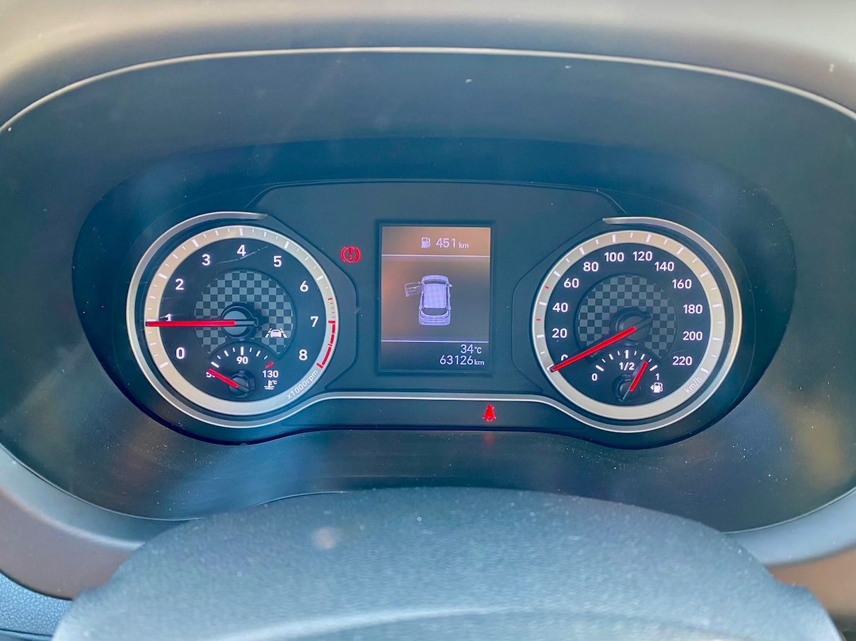 Fahrzeugabbildung Hyundai i10 1.0 KLIMA SHZ LRHZ ALLWETTER PDC BLUETOOTH
