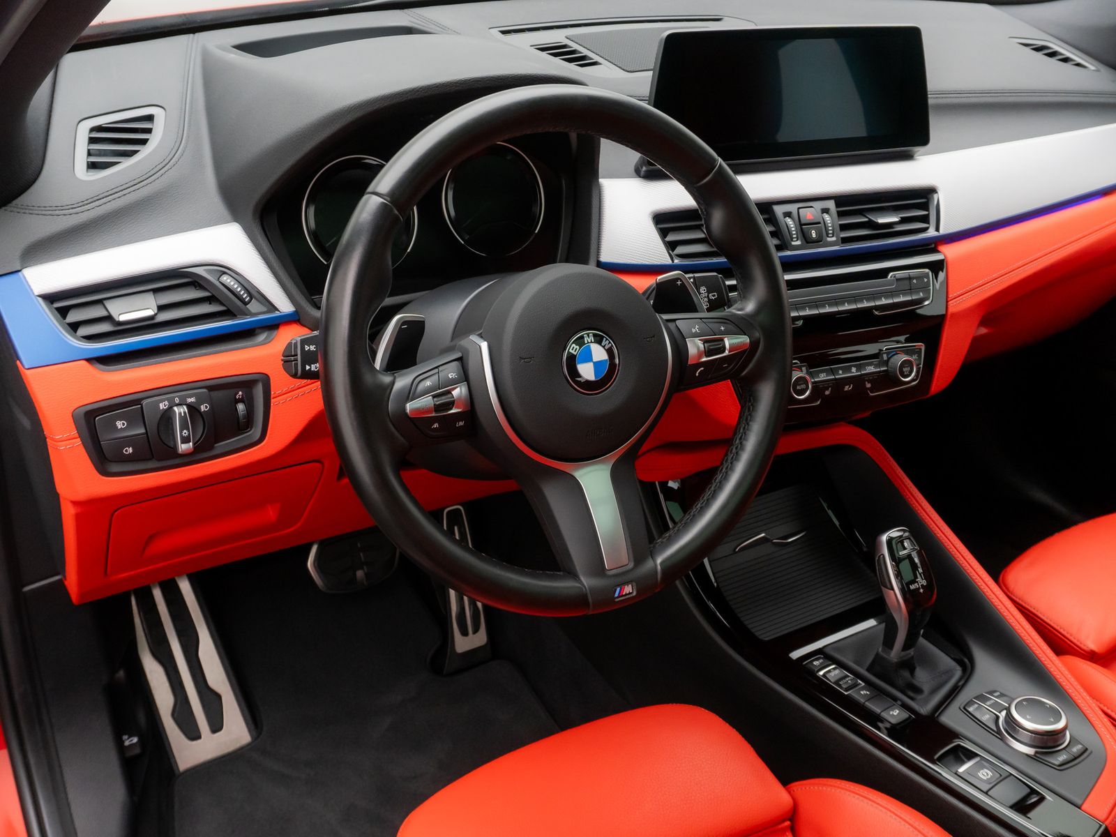 Fahrzeugabbildung BMW X2 xD25d M Sport Panoram Kamera HUD DAB HiFi 20"