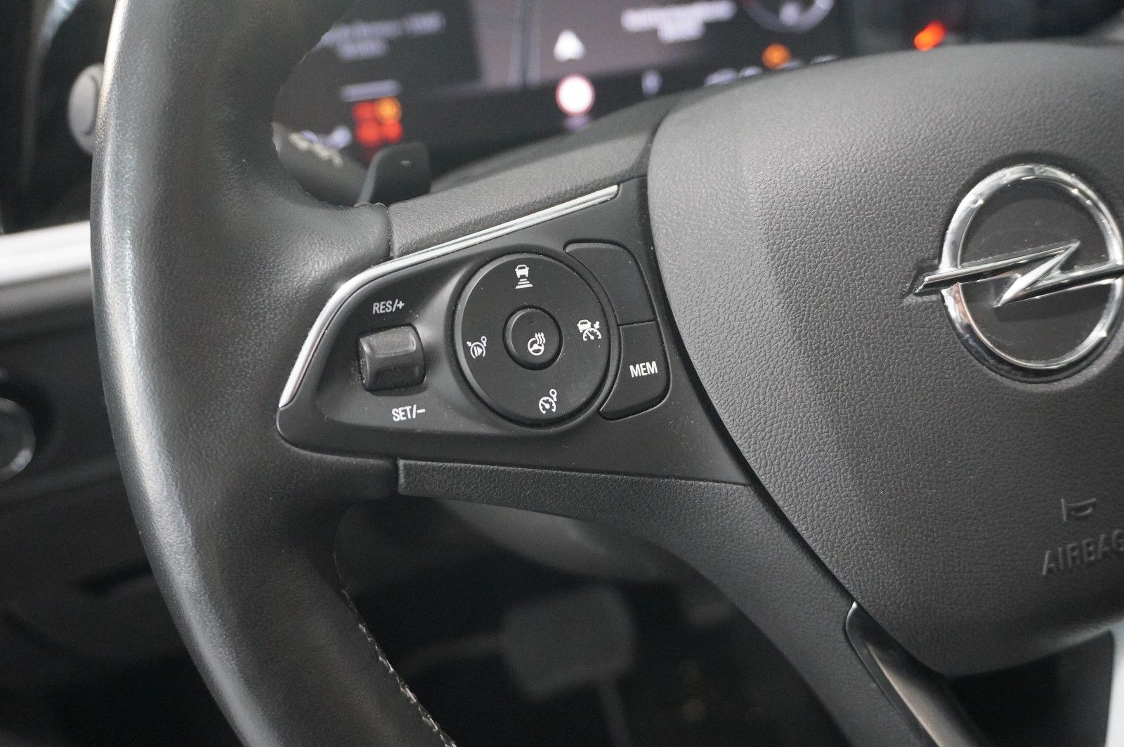 Fahrzeugabbildung Opel Grandland (X) ULTIMATE 4HYBRID NAVI/LED/360°/DAB