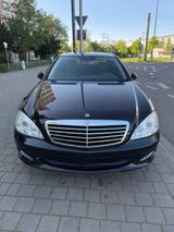 Mercedes-Benz 320 - schwarze Mercedes-Benz 320