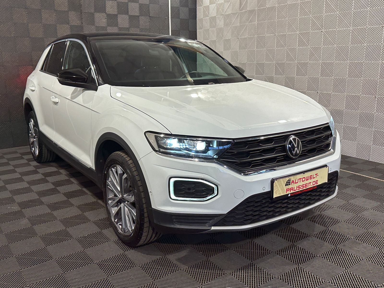 Gebrauchtwagen Volkswagen T-Roc T-Roc*ACTIVE*LED-ACC-SPUR-SHZ-APPLE-NAVI-TOUCH in Horb am Neckar