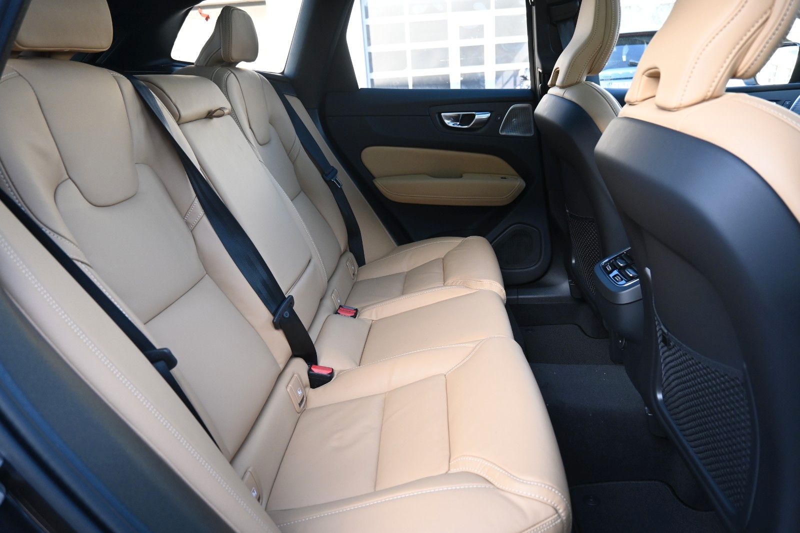 Fahrzeugabbildung Volvo XC60 B5 AWD Ultra Dark*LUFT*360°*ACC*B&W*AHK