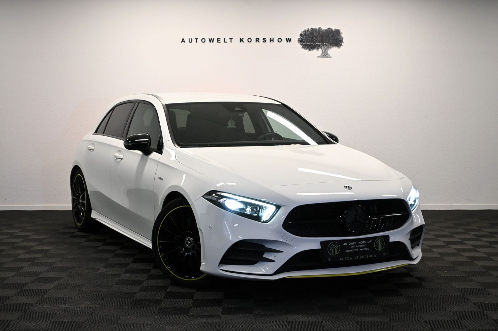 MERCEDES-BENZ A 250 AMG LINE Edition 1 *M-BEAM *WIDE *AHK *SHZ