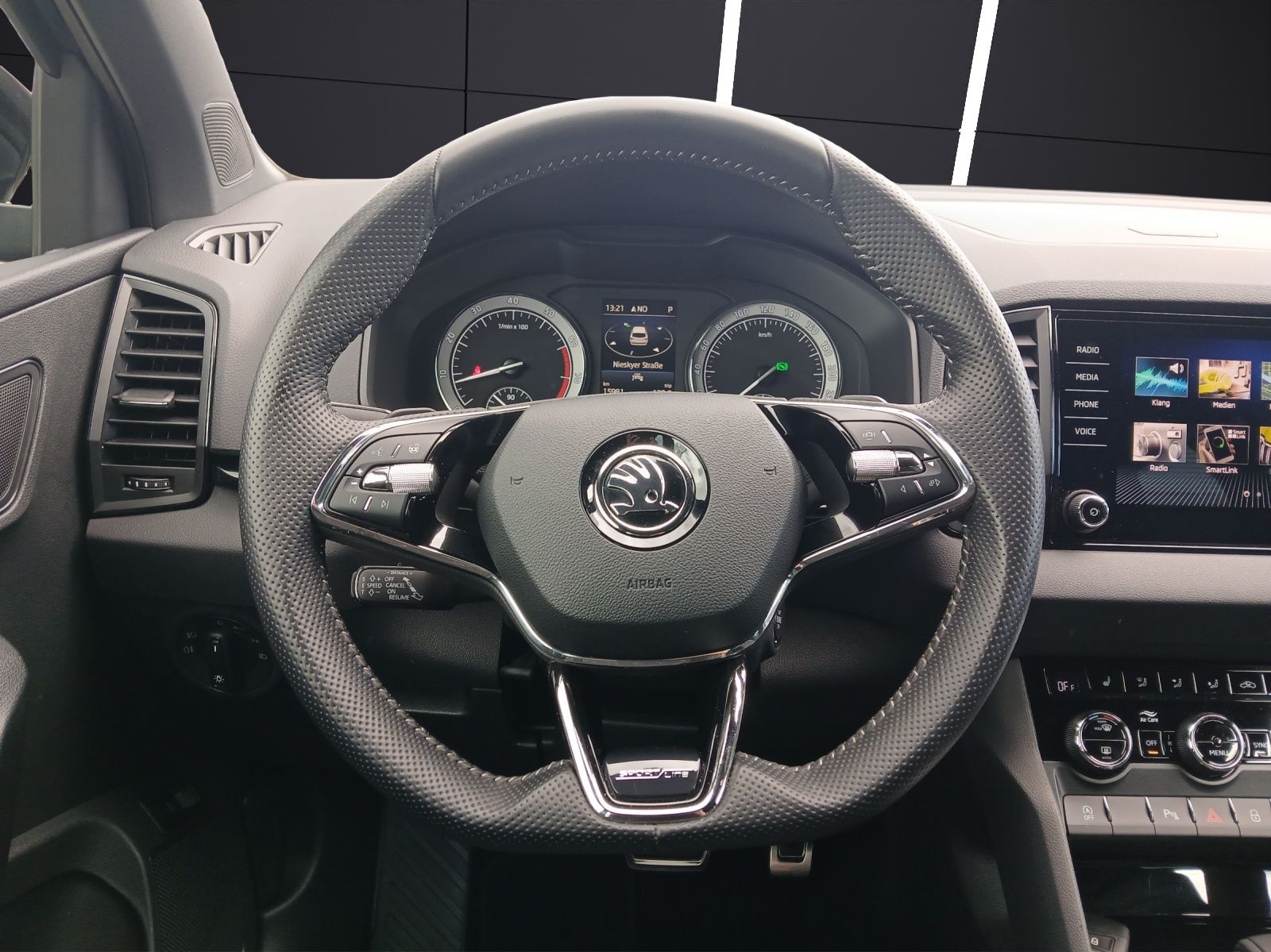 Fahrzeugabbildung SKODA Karoq TSI Sportline DSG LED AHK Navi ACC PDC SH