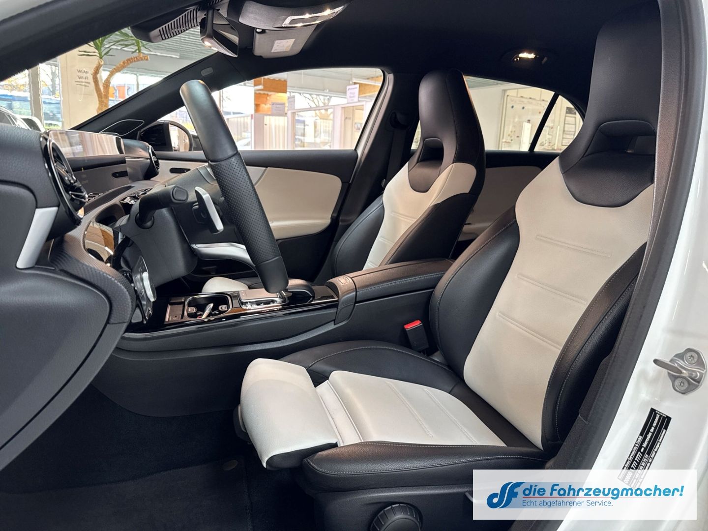 Fahrzeugabbildung Mercedes-Benz A 250 AMG Sportpaket HUD Navi Digitales Cockpit