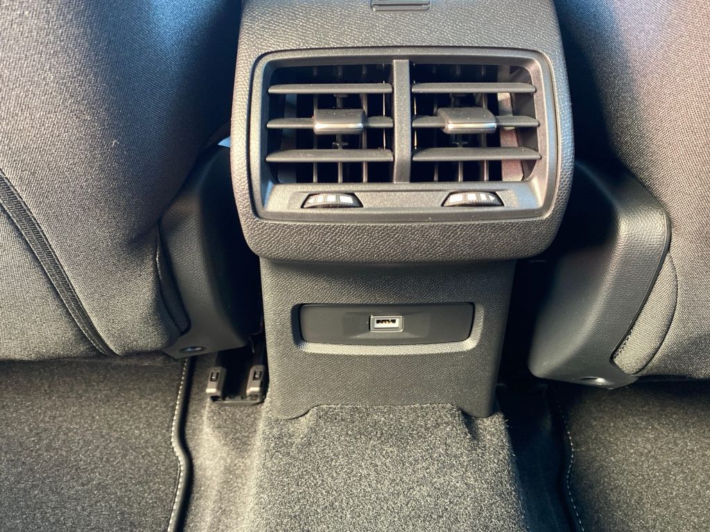 Fahrzeugabbildung Citroën C4 Hybrid 145 Automatik MAX *Winter+Techno-Pak*