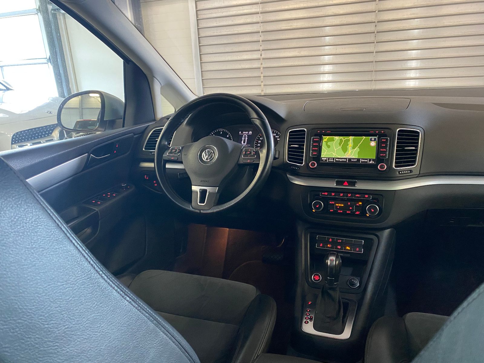 Fahrzeugabbildung Volkswagen Sharan Highline TDI DSG AHK DCC Pano Xenon Sthz