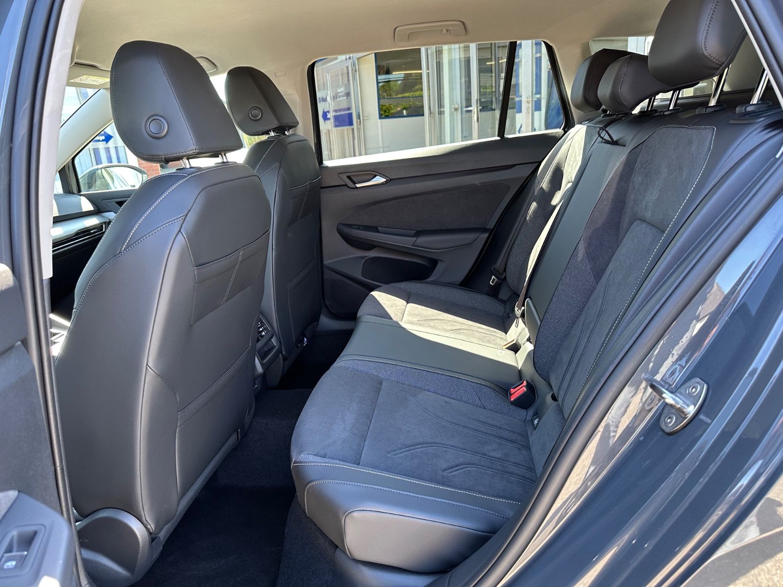 Fahrzeugabbildung Volkswagen Golf VIII Variant 1.5 TSI Life Navi/ACC/LED/Shzg