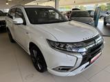 Mitsubishi Outlander 2.4 4WD Plug-In Hybrid Top - Mitsubishi Plug-in Hybrid Outlander aus 2020