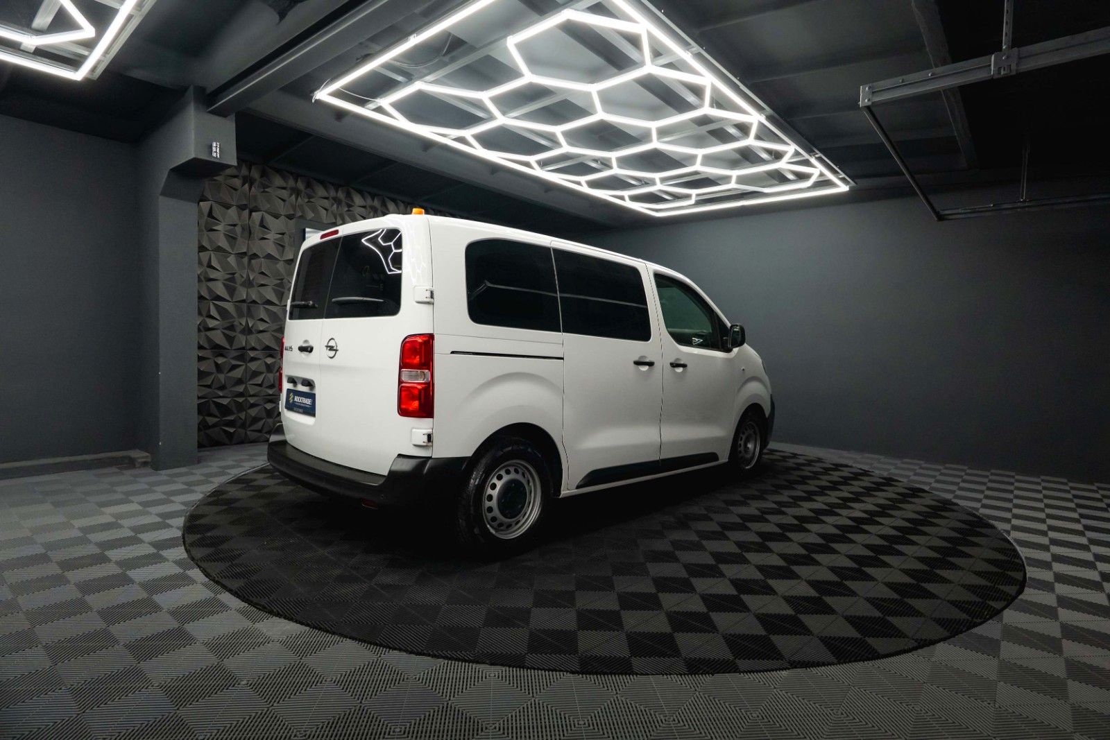 Fahrzeugabbildung Opel Vivaro Kombi S | 9 Sitze | Klima | DAB | TÜV NEU