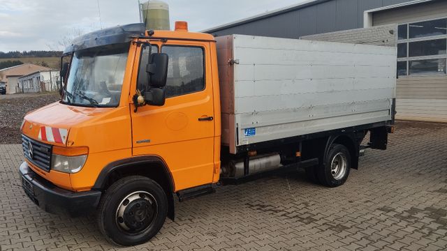 Mercedes-Benz Vario 818D Pritsche Hubplattform