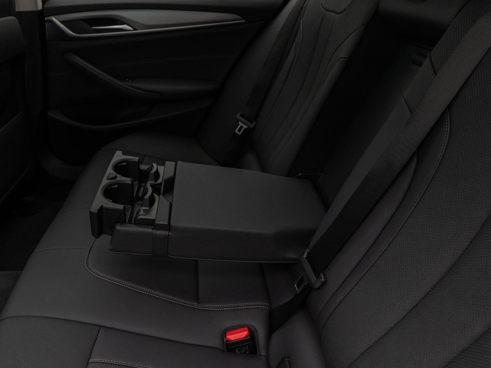 Fahrzeugabbildung BMW 530e Panorama DAB HiFi CockPitPro Alarm PDC LED