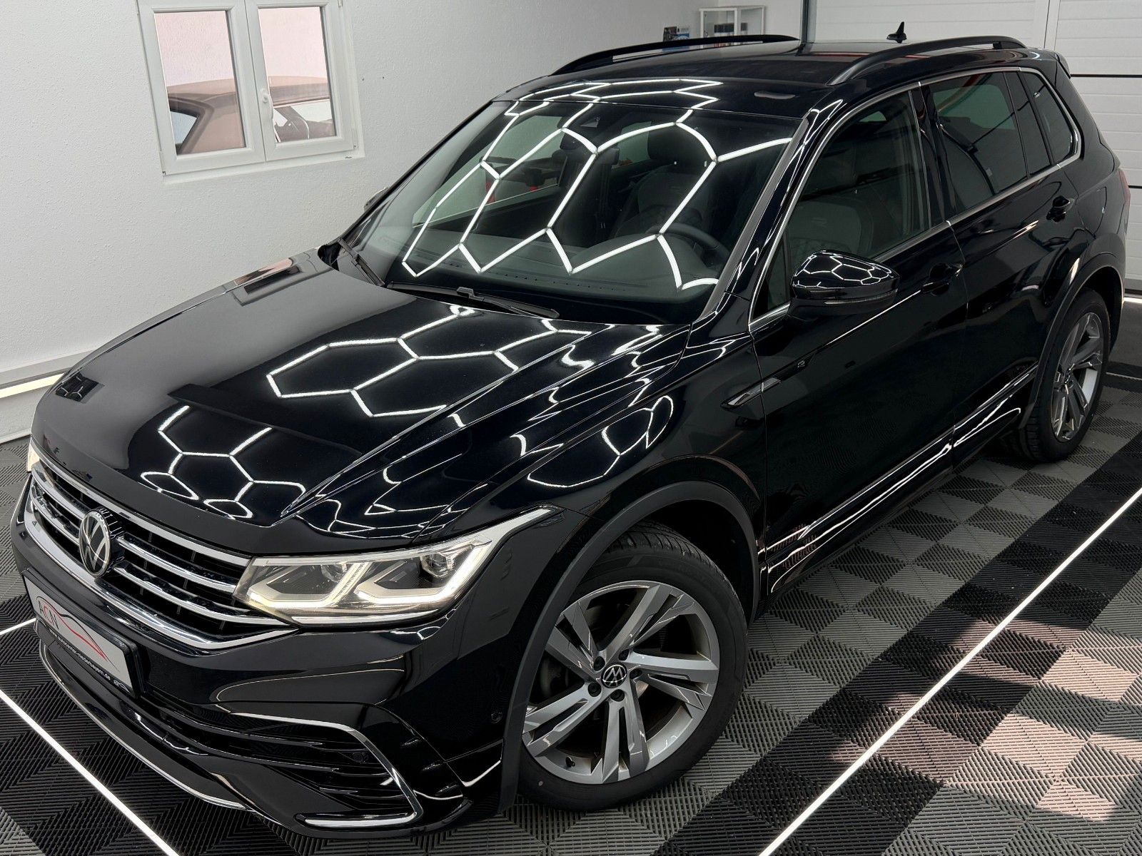 Fahrzeugabbildung Volkswagen Tiguan 2.0 TDI R-LINE/IQ-LED/KAMERA/ACC/AMBI+
