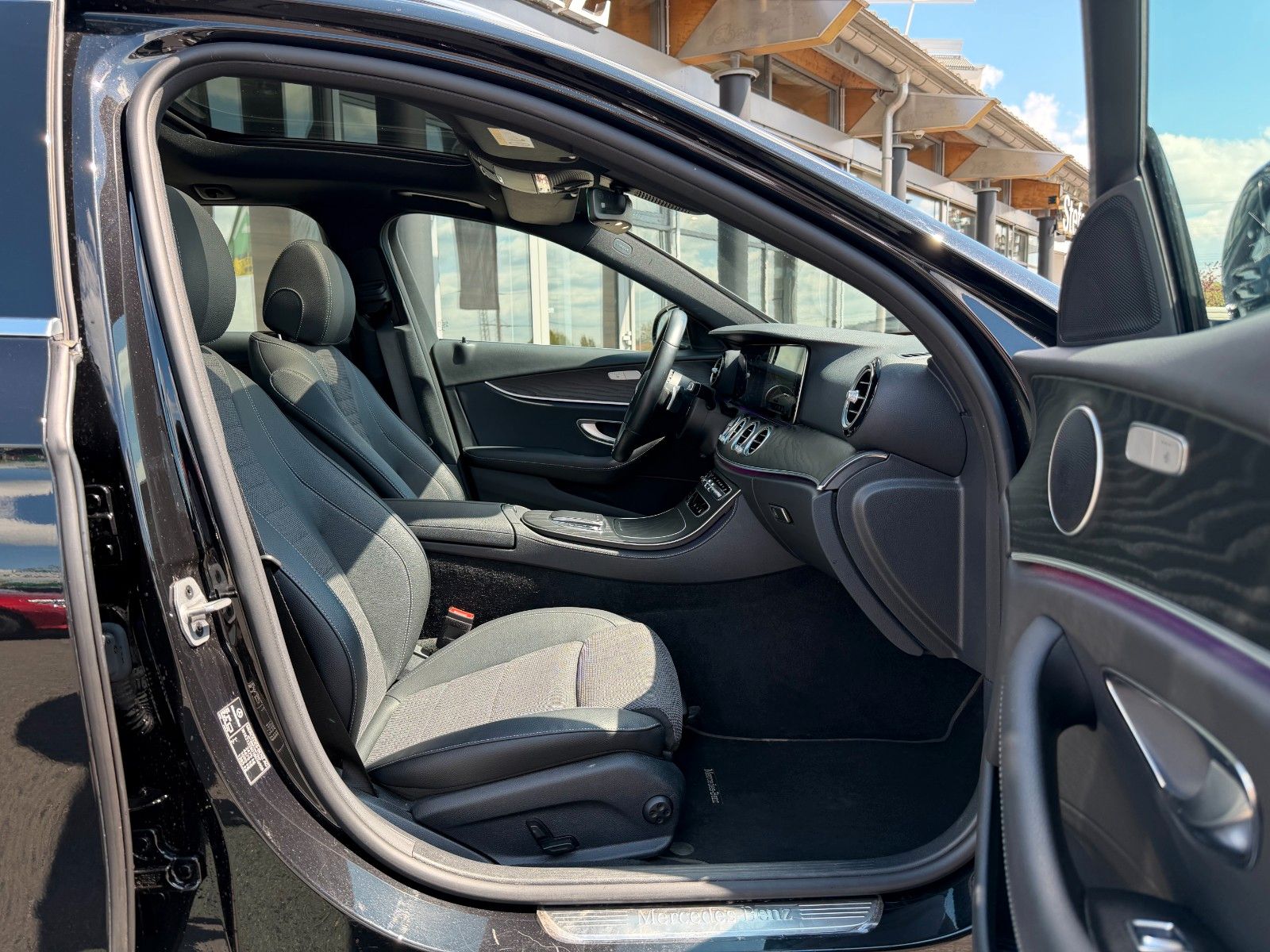 Fahrzeugabbildung Mercedes-Benz E 200 T Avantgarde+Pano+RKamera+Ambiente+TotW