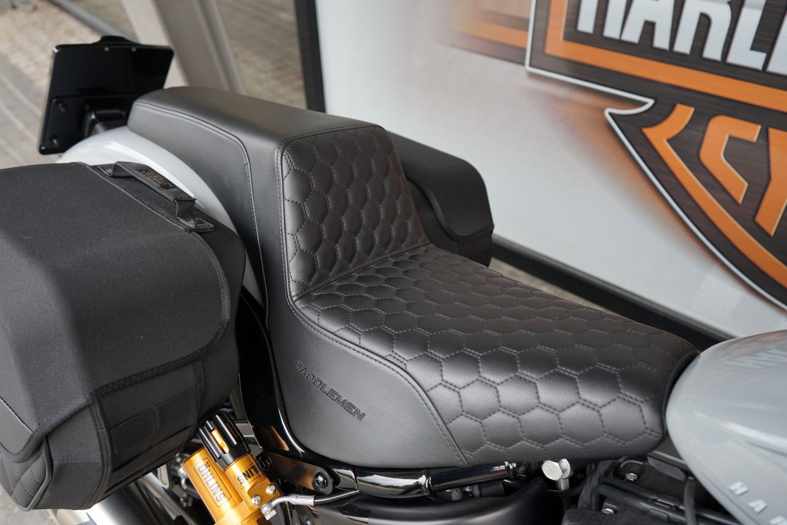 Fahrzeugabbildung Harley-Davidson Softail Street Bob 114 CLUBSTYLE Öhlins Zard DON
