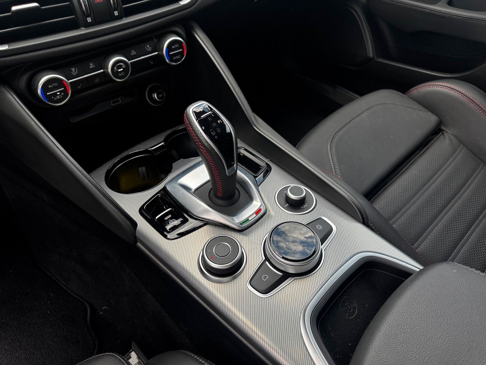 Fahrzeugabbildung Alfa Romeo Giulia Competizione Q4 Navi Kamera Totwinkel