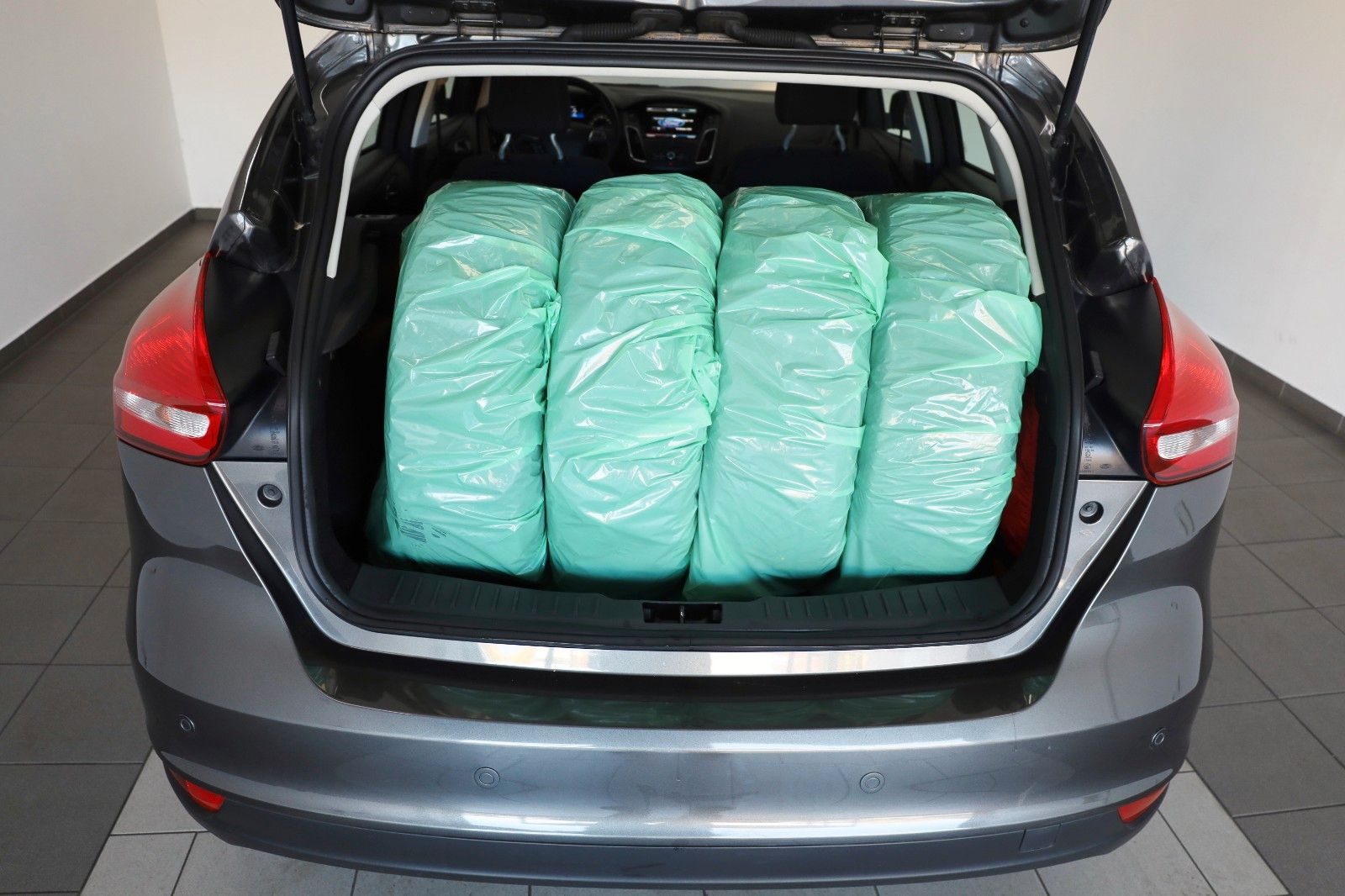 Fahrzeugabbildung Ford Focus Lim. Business,Tempomat,PDC,Navi,SH,SR+WR