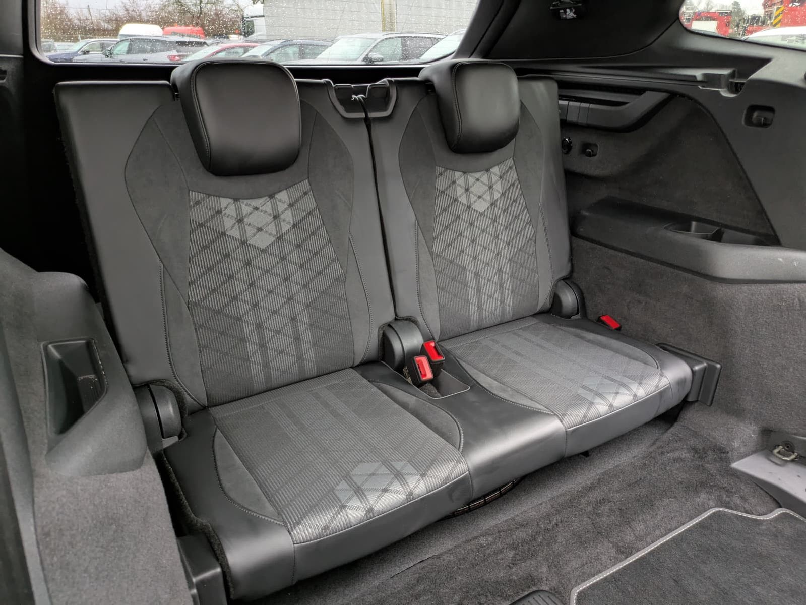 Fahrzeugabbildung Volkswagen Tayron 2.0 TDI 4M R-Line 7Si*MATRIX*AHK*PANO*HUD