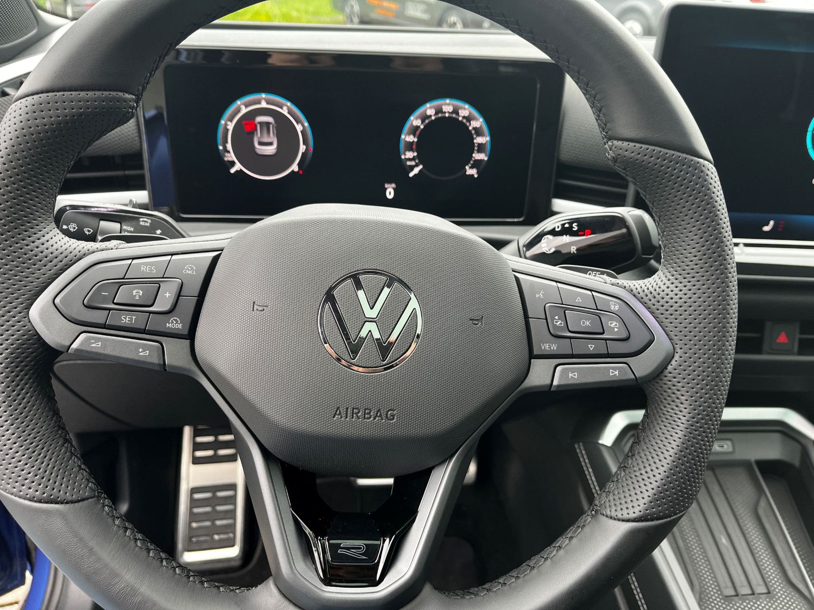 Fahrzeugabbildung Volkswagen T-Roc 1.5 eTSI 140KW ABT R-Line DSG PAN NAV 20"