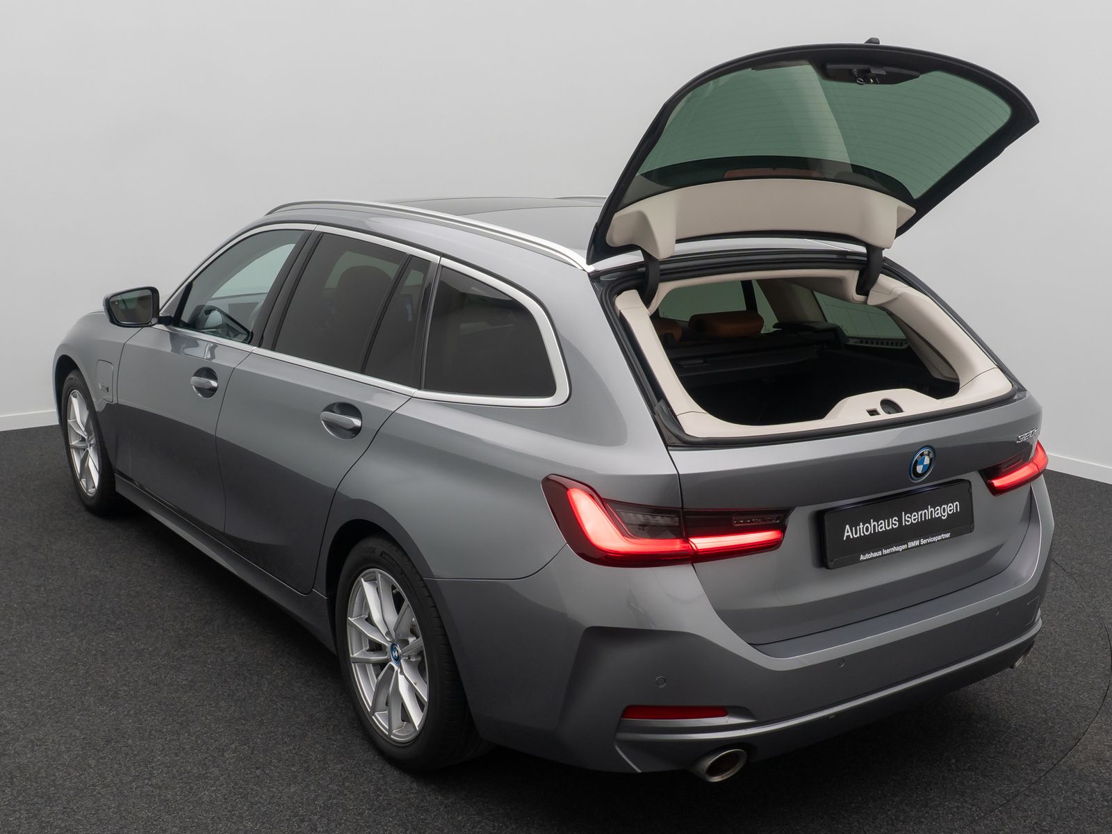 Fahrzeugabbildung BMW 320e Individual DAB HiFi Panorama Sport Leder