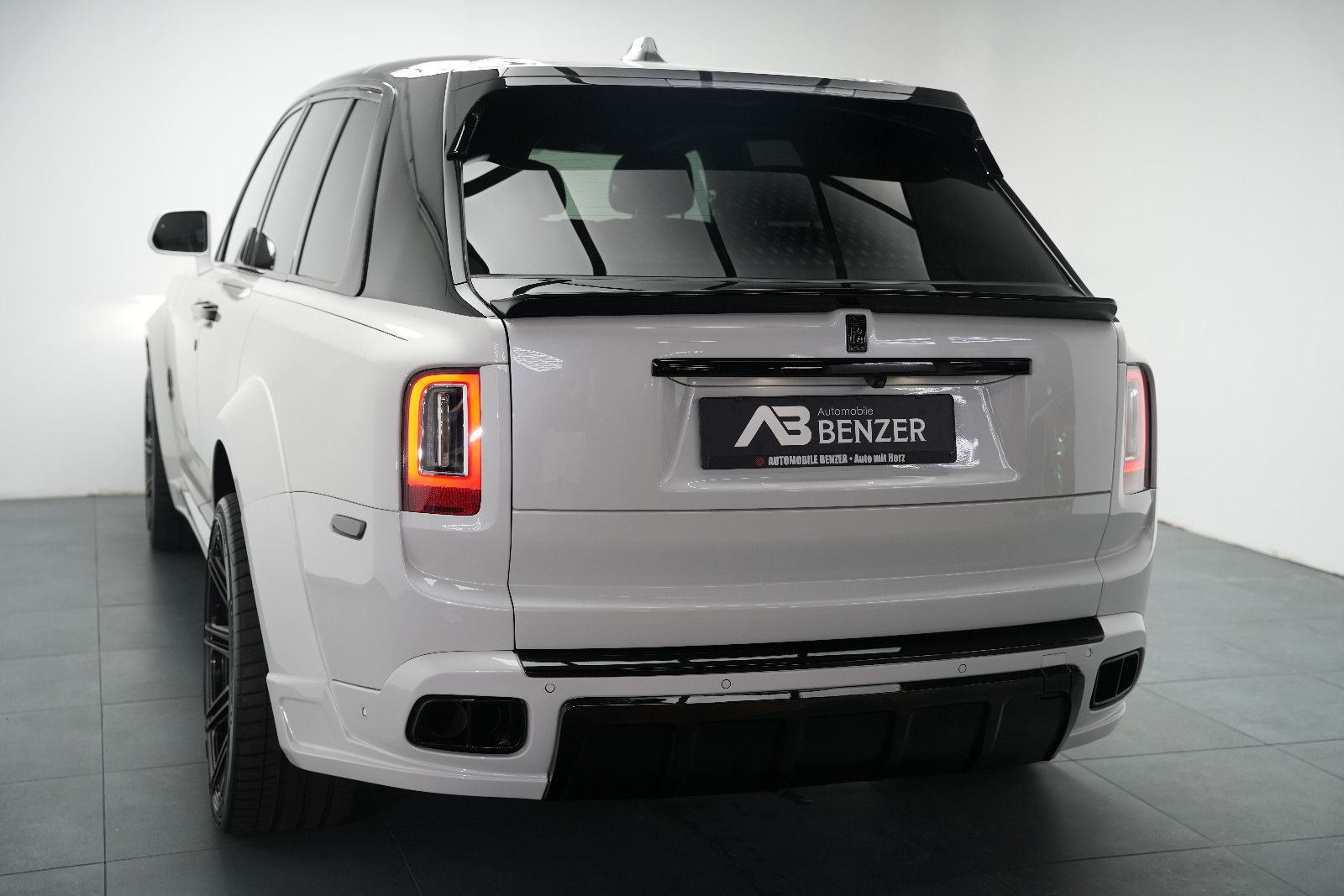 Fahrzeugabbildung Rolls-Royce Cullinan/NOVITEC/WIDEBODY/24''/FOND-TV/STERNEHIM