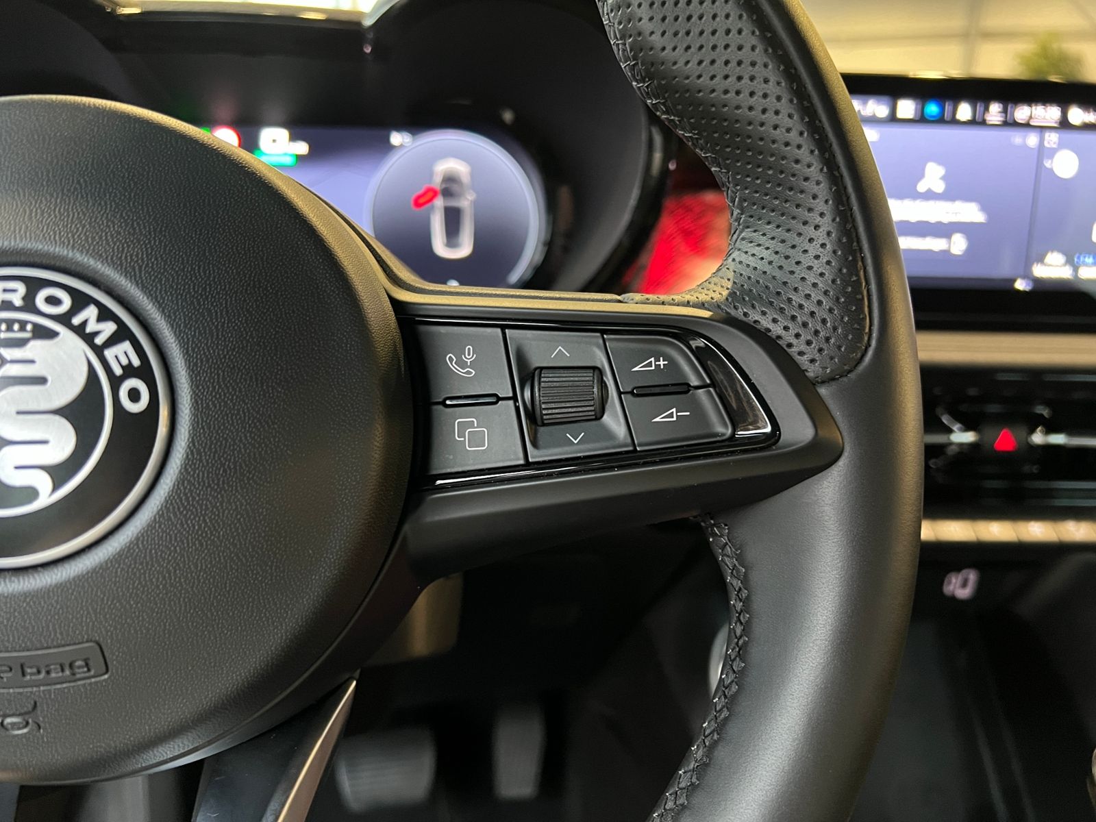 Fahrzeugabbildung Alfa Romeo Tonale Ti H&K LED NAVI ALU