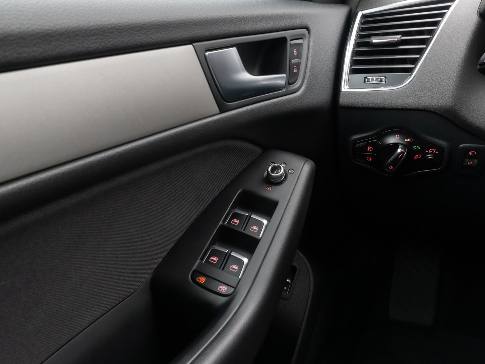 Fahrzeugabbildung Audi Q5 3.0 TDI 180 kW quattro Navi Sitzhzg PDC AHK