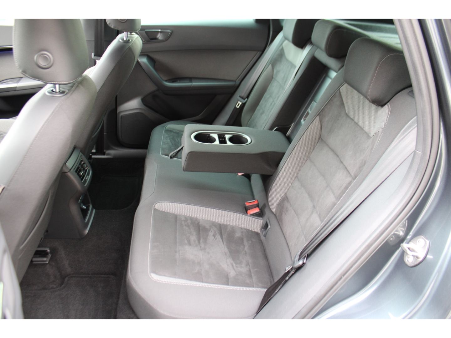 SEAT Ateca 1.5 TSI Xcellence LED GJR GRA RFK Navi AHK - Image 8