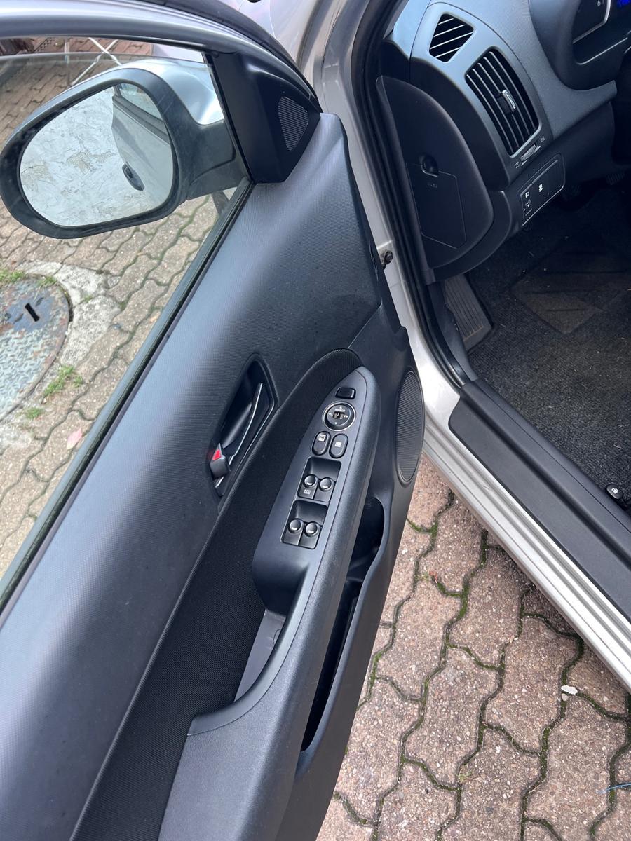 Hyundai i30 2011 — photo 12