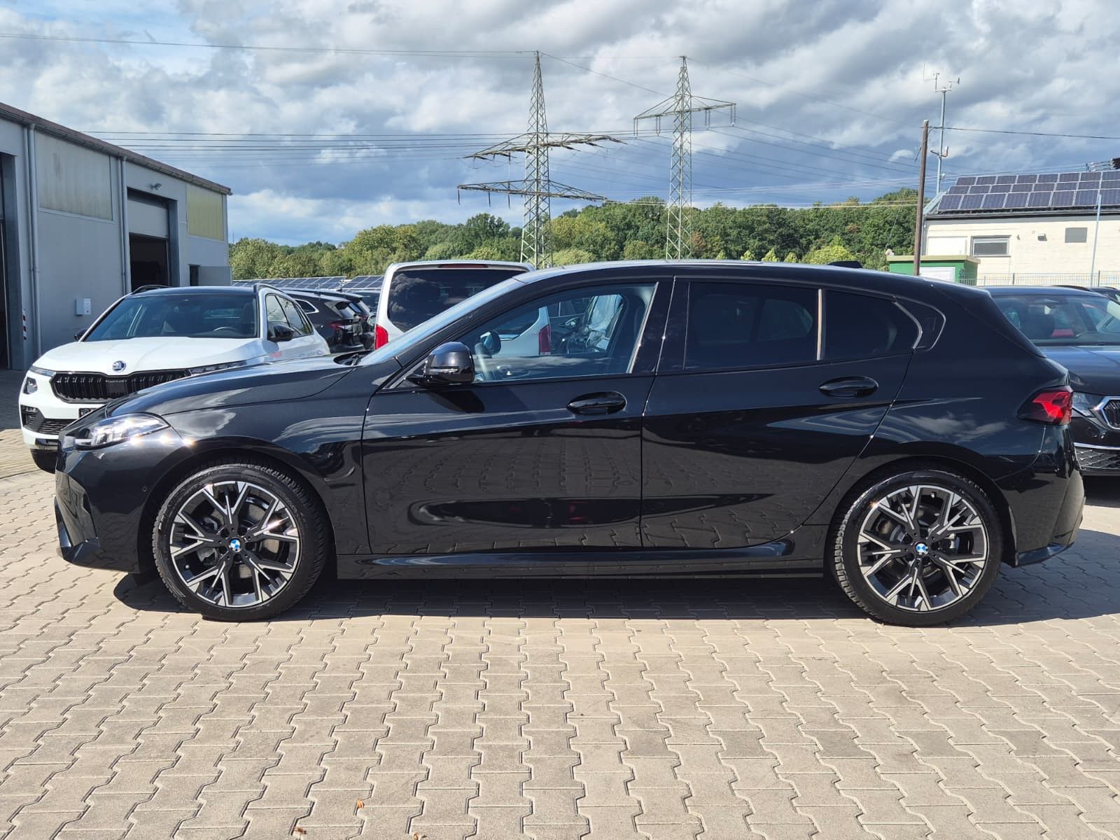 Fahrzeugabbildung BMW 120 i M Sport Adaptiv LED*PANO*AHK*M Alcantara