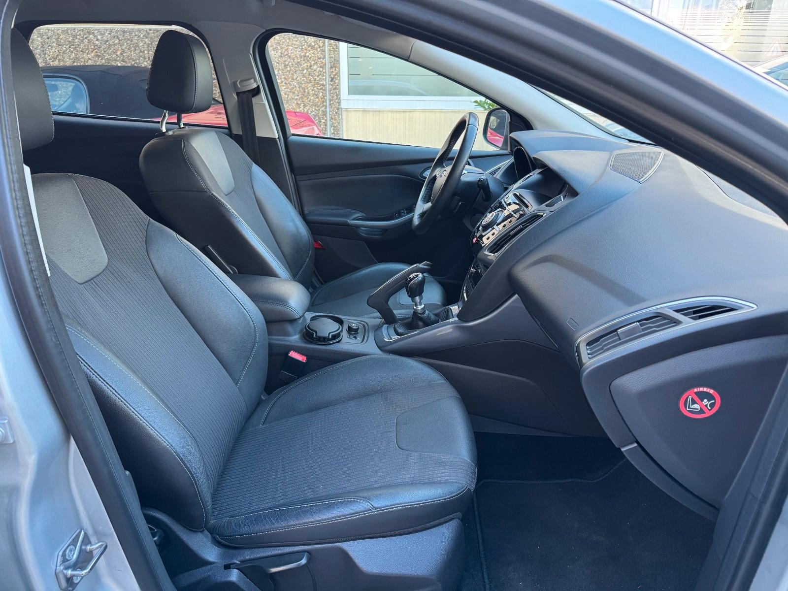Ford Focus 2011 — photo 13