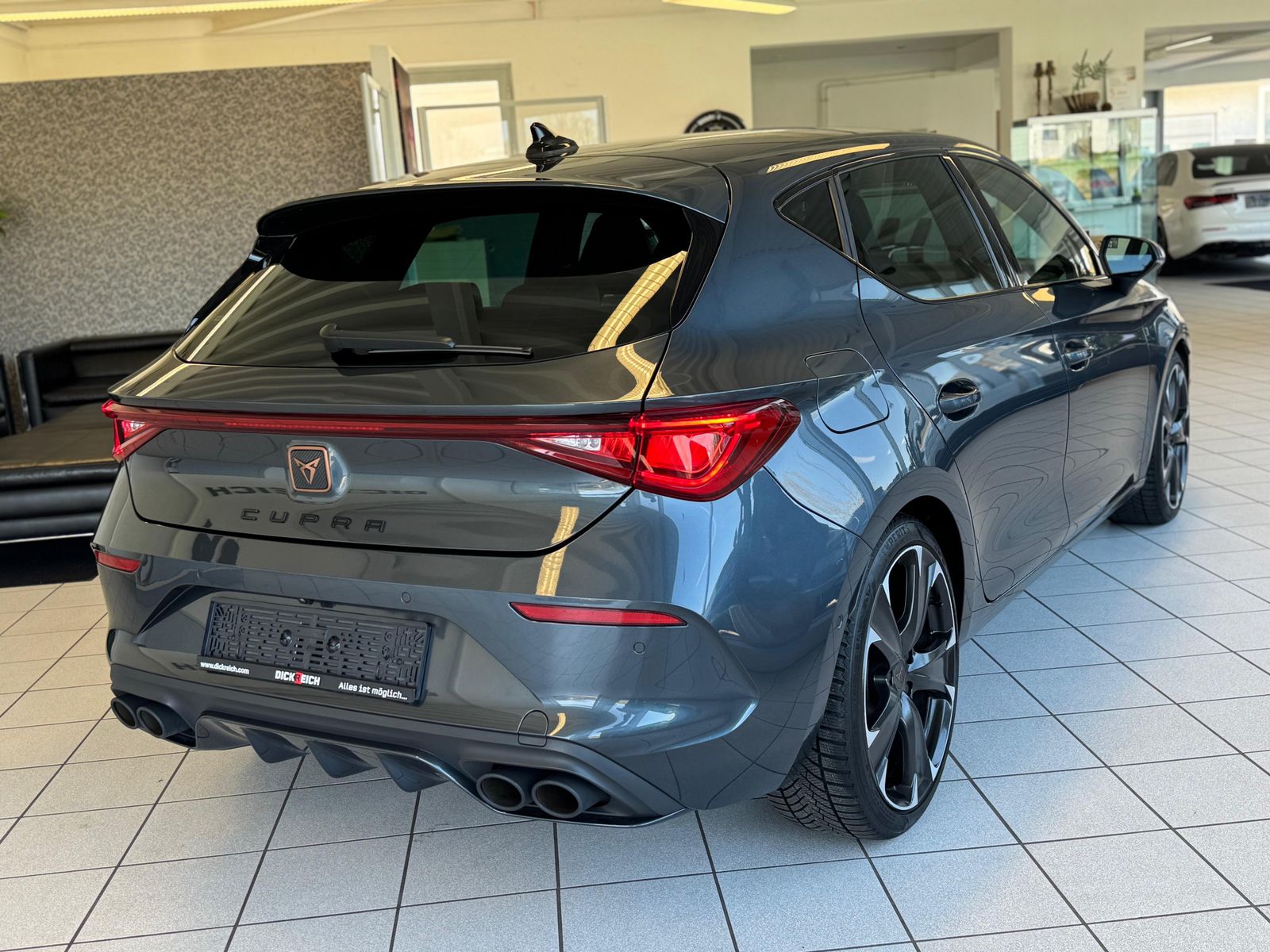 Fahrzeugabbildung CUPRA Leon VZ 2.0 TSI Pano Assist-XL Matrix Full-Link