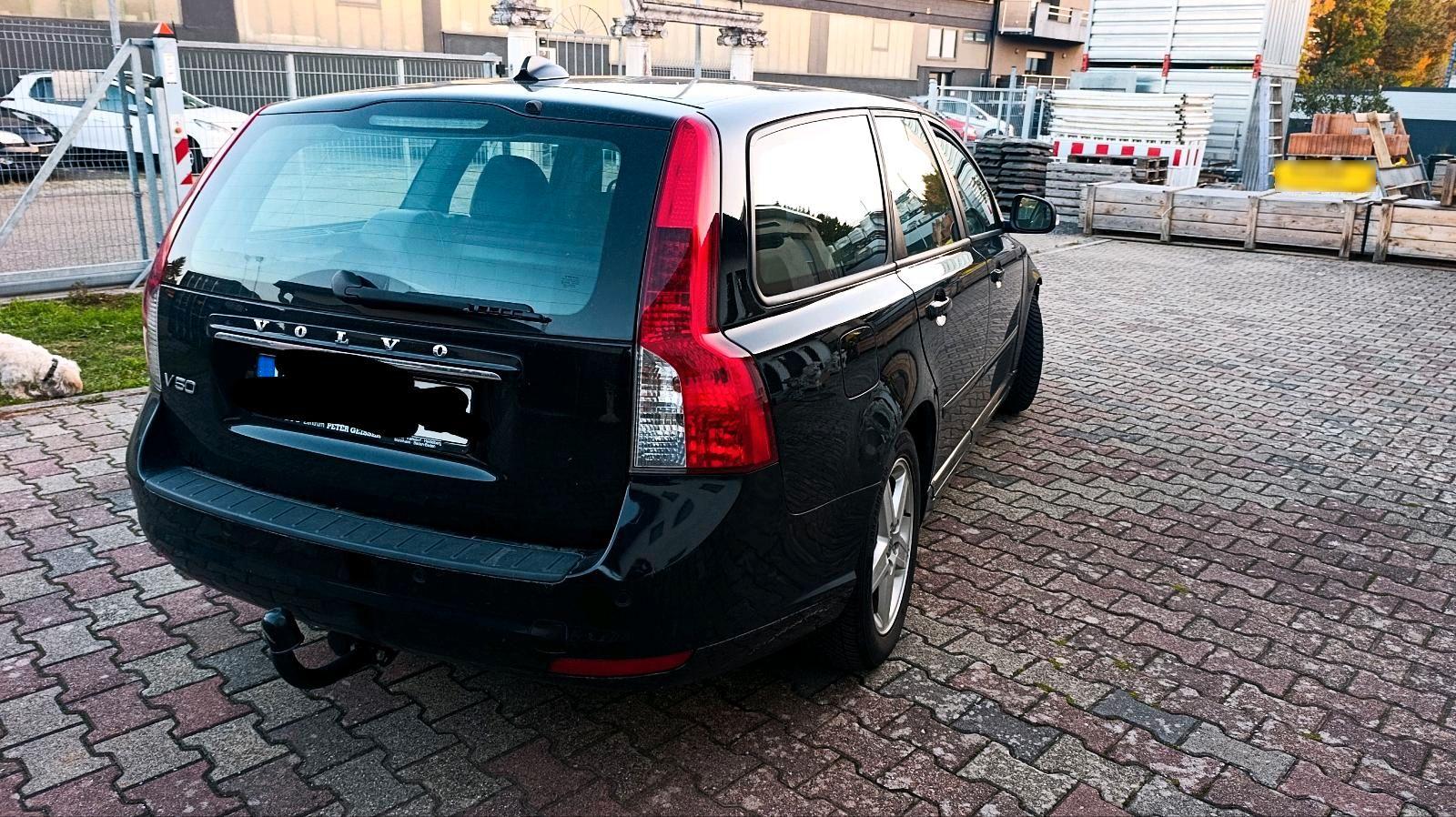 Volvo V50 2010 — interior