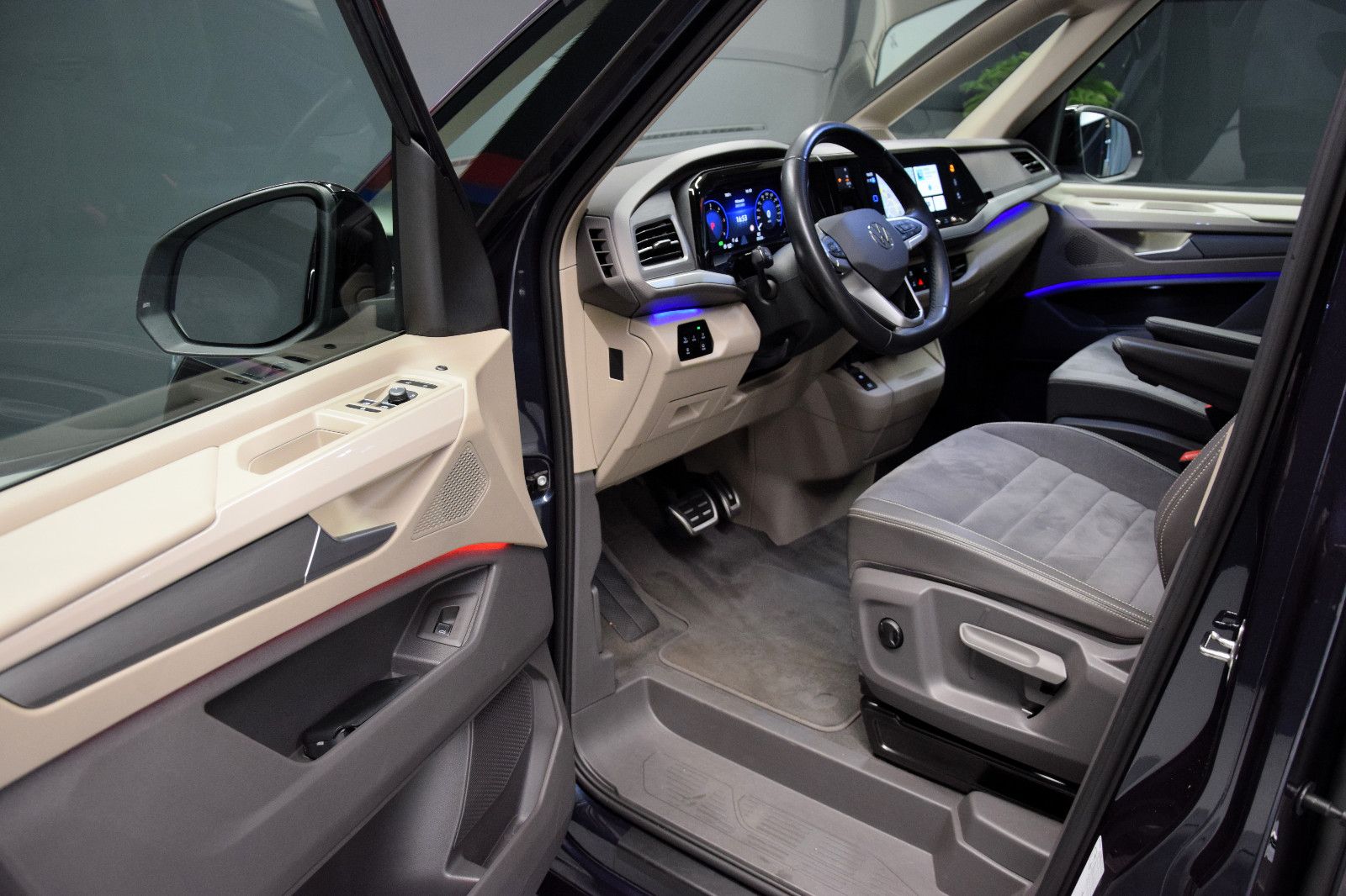 Fahrzeugabbildung Volkswagen T7 Multivan Style DSG Pano AHK 7-Sitze IQ-Light