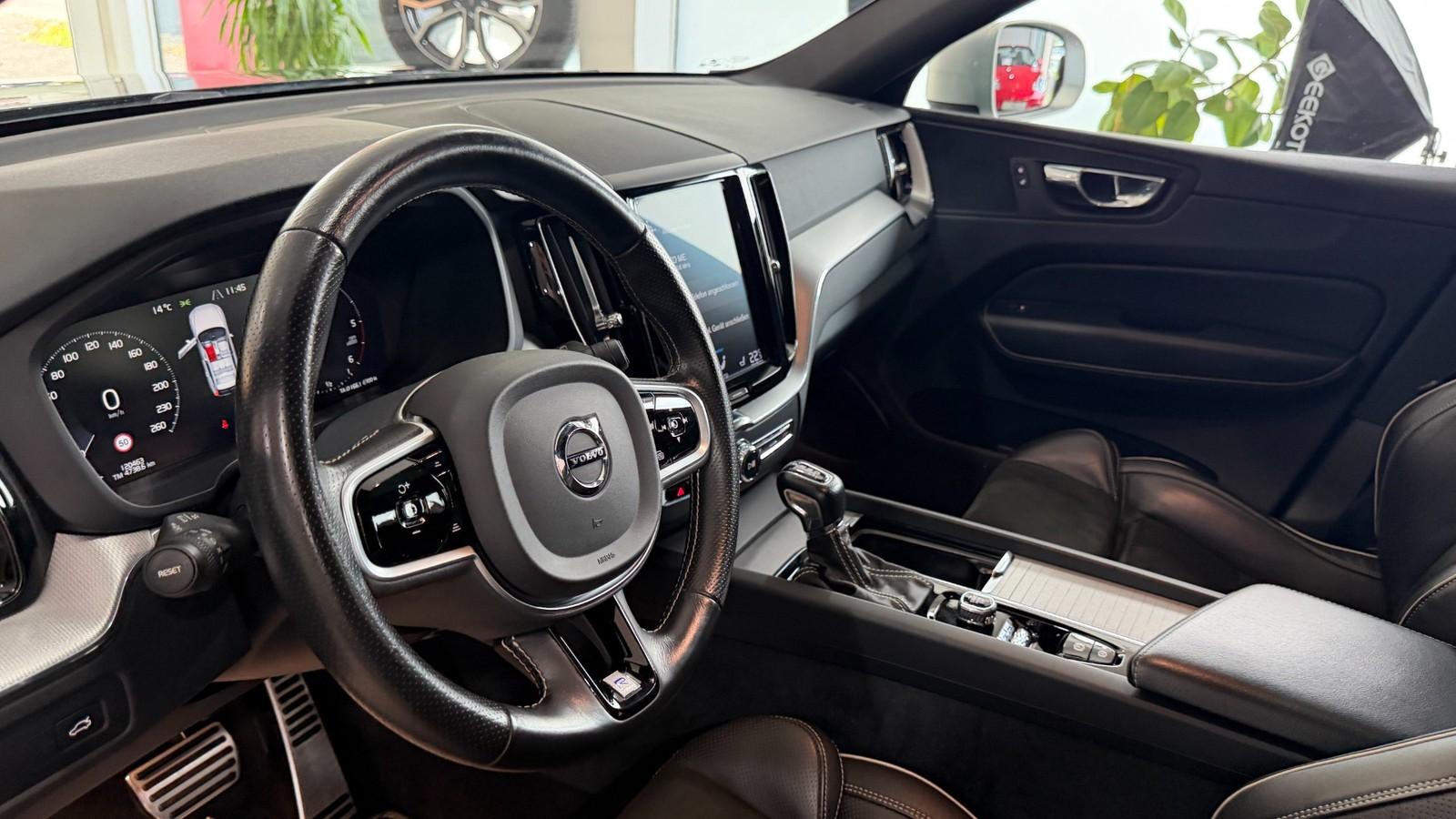 Volvo XC60 D5 AWD R Design Panorama*AHK